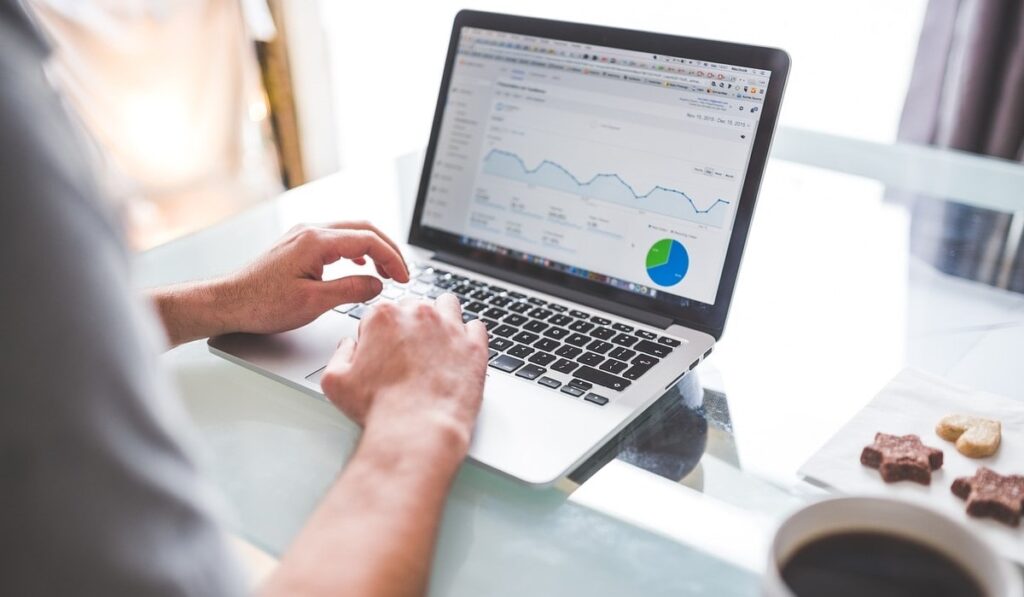 Website Analytics vs. Traditional Metrics: Gain the Competitive Edge – 0000